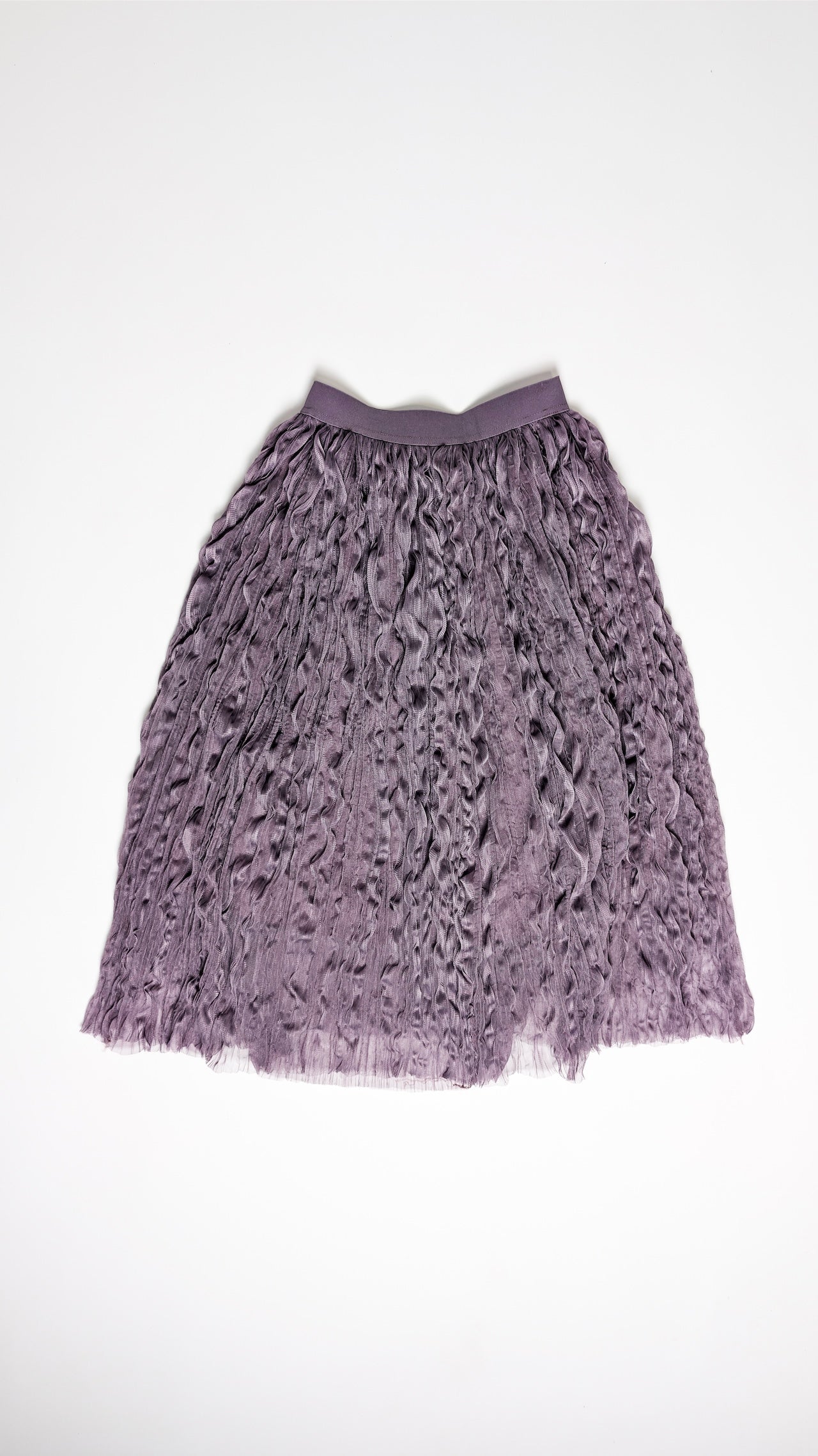 Krilo z reliefno strukturo