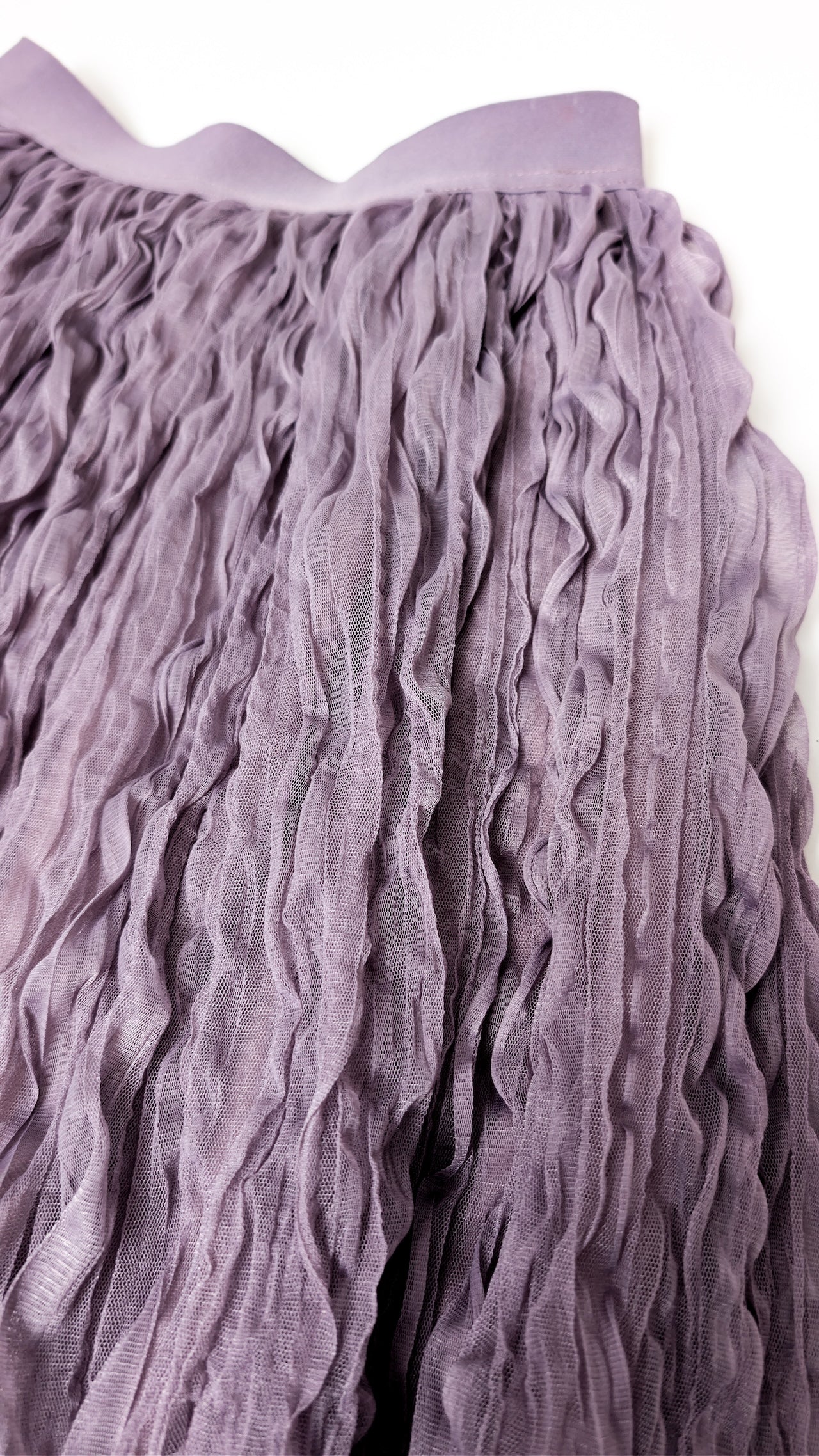 Krilo z reliefno strukturo