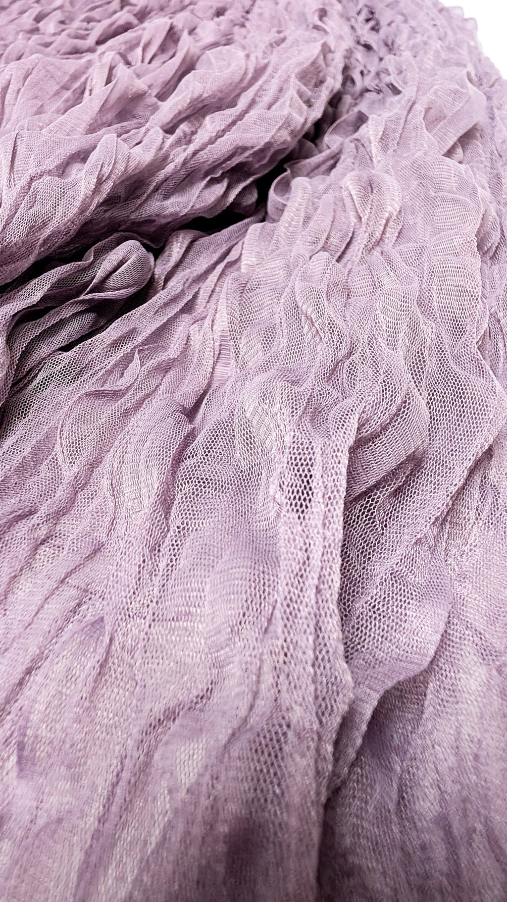 Krilo z reliefno strukturo