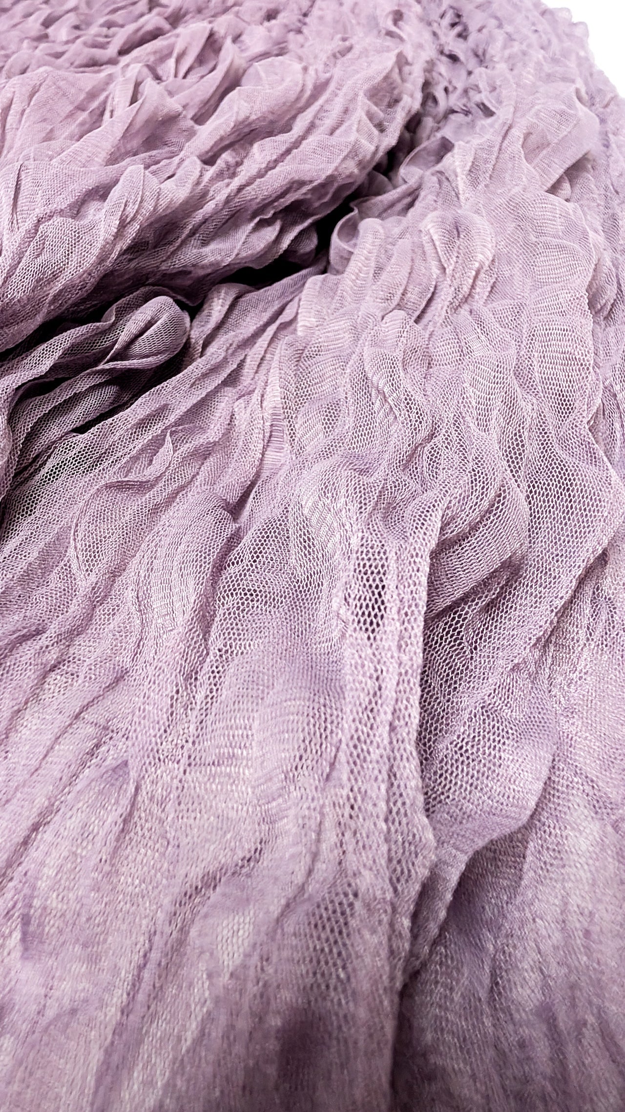 Krilo z reliefno strukturo