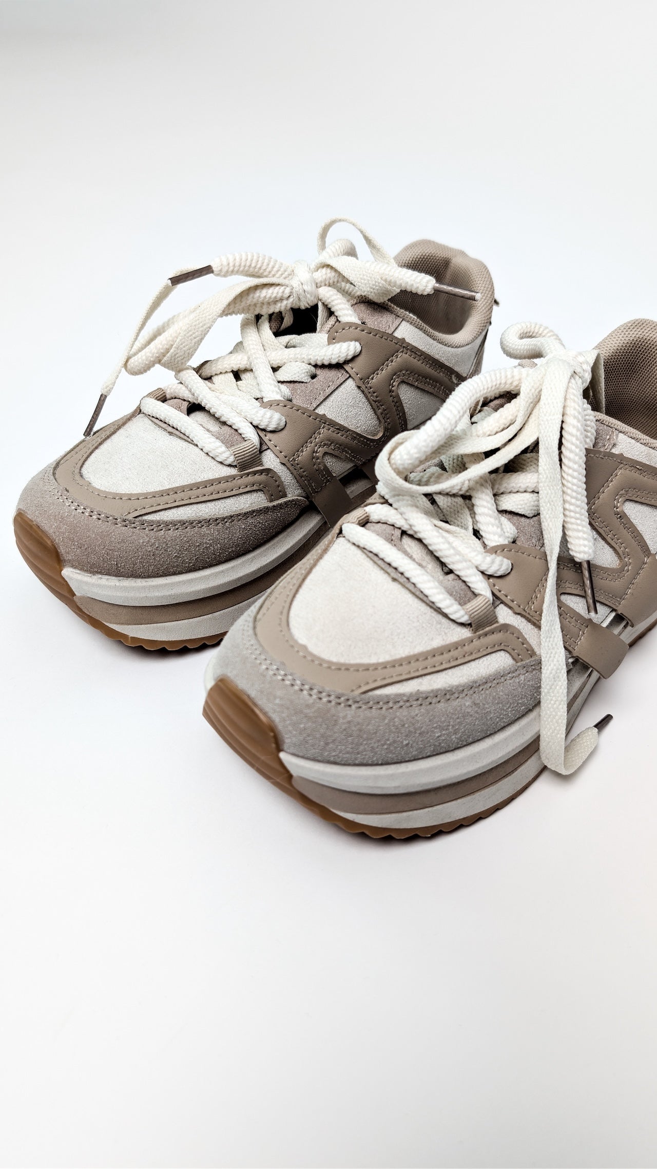 Večplastni športni copati