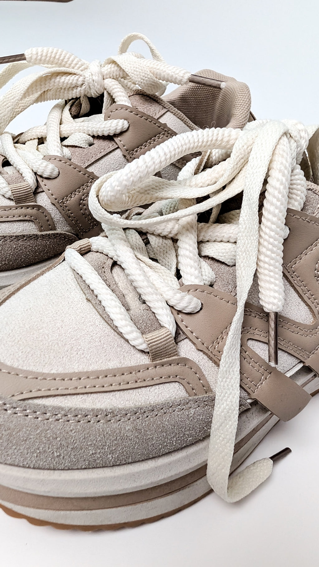 Večplastni športni copati