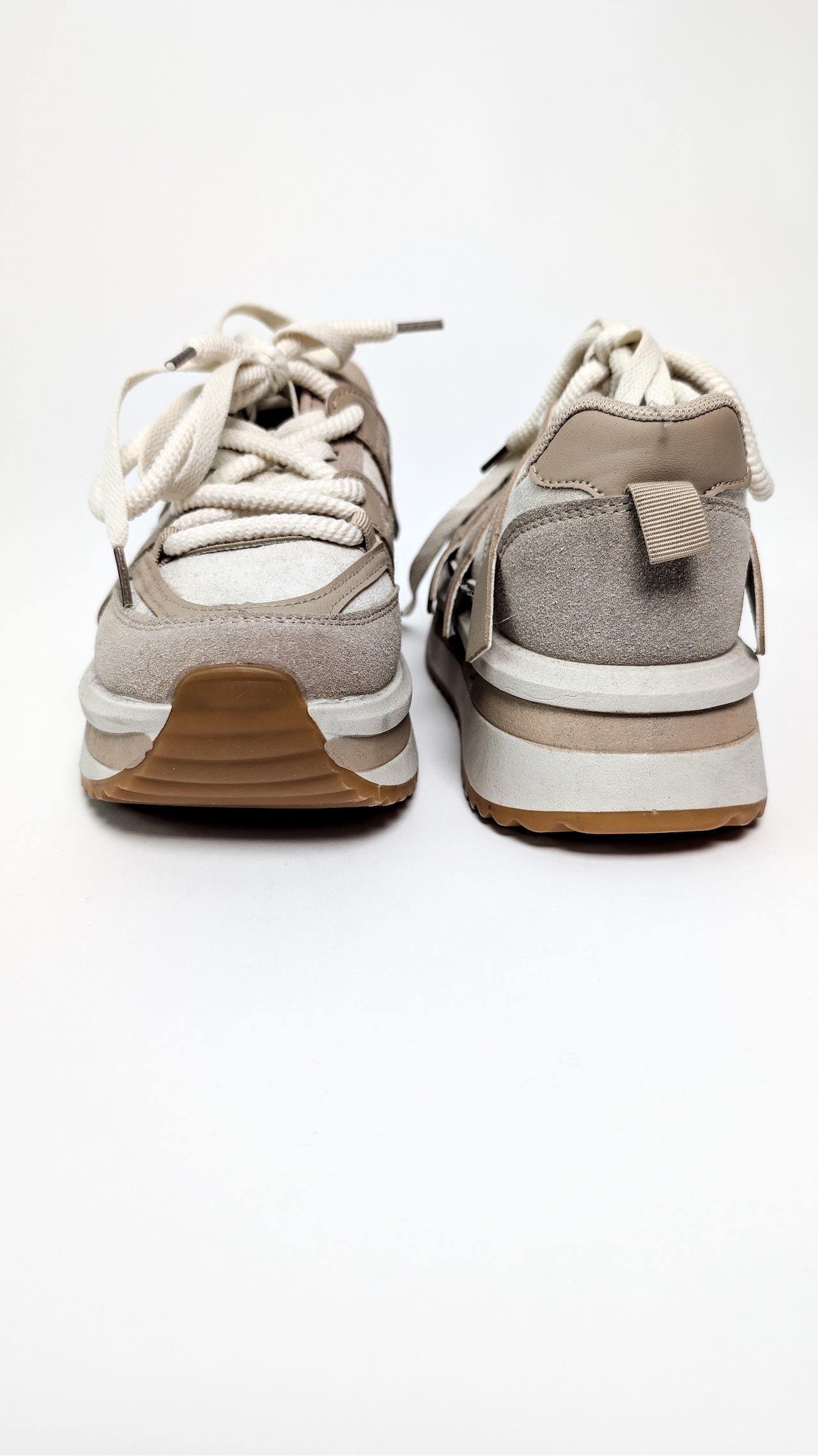 Večplastni športni copati