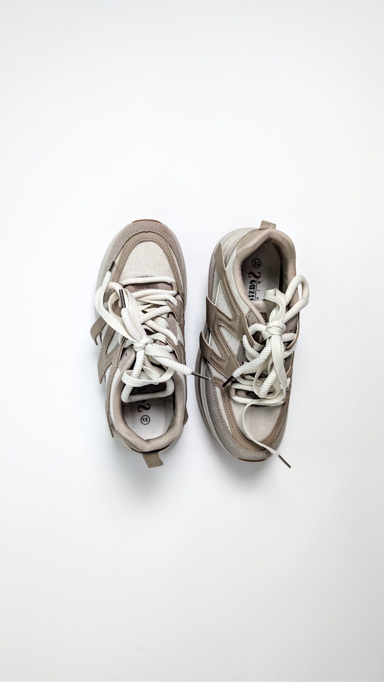 Večplastni športni copati