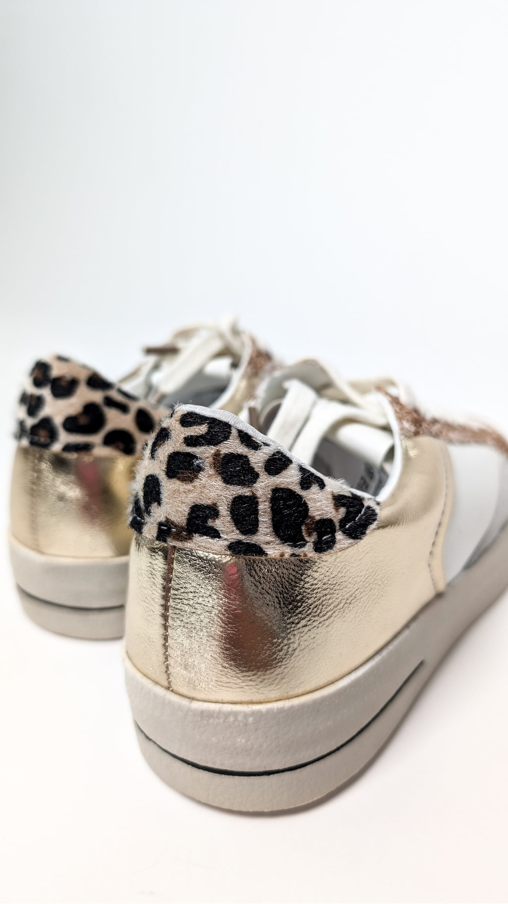 Nizke superge z bleščečimi detajli