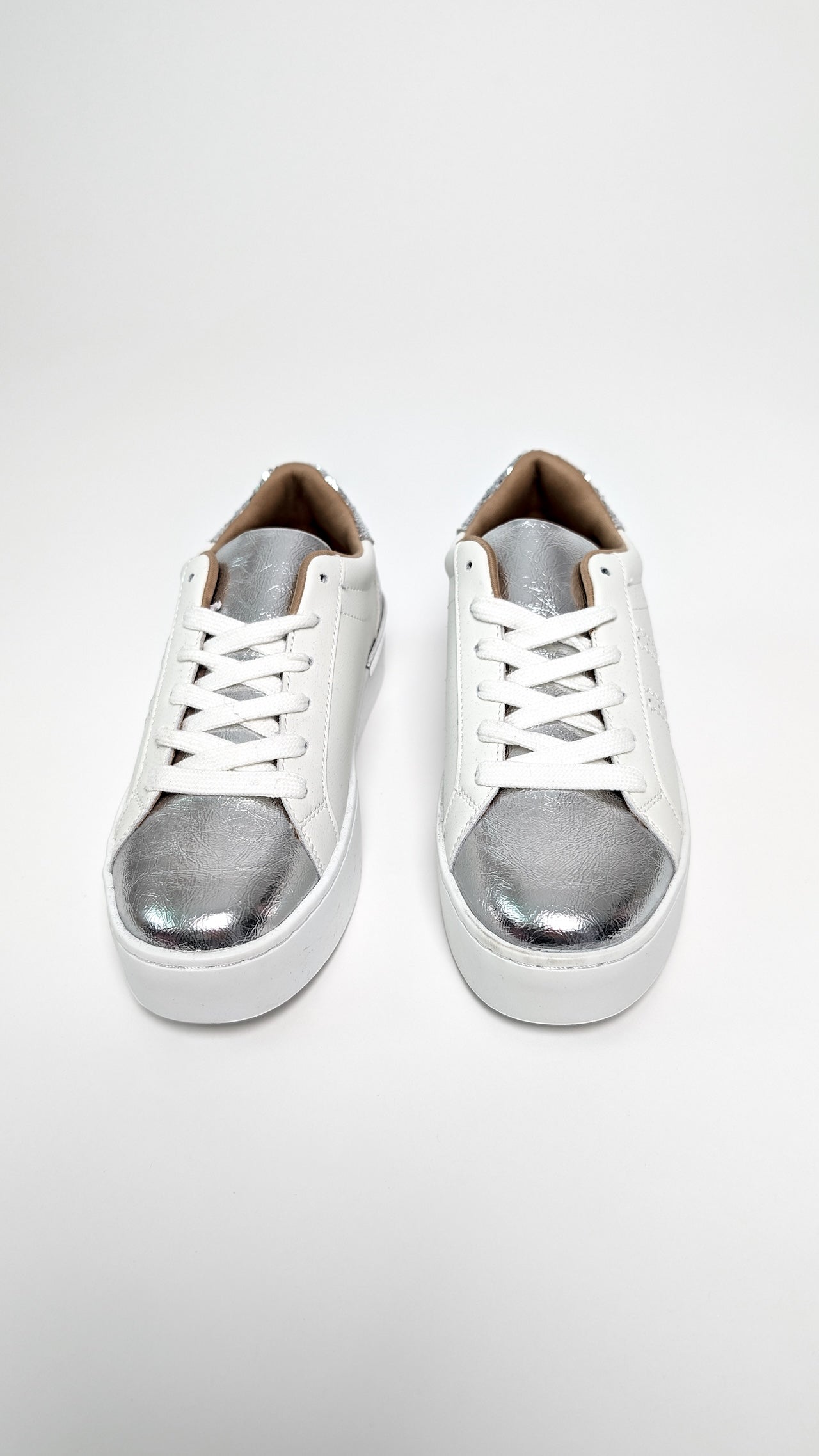 Nizke superge s srebrnim detajlom