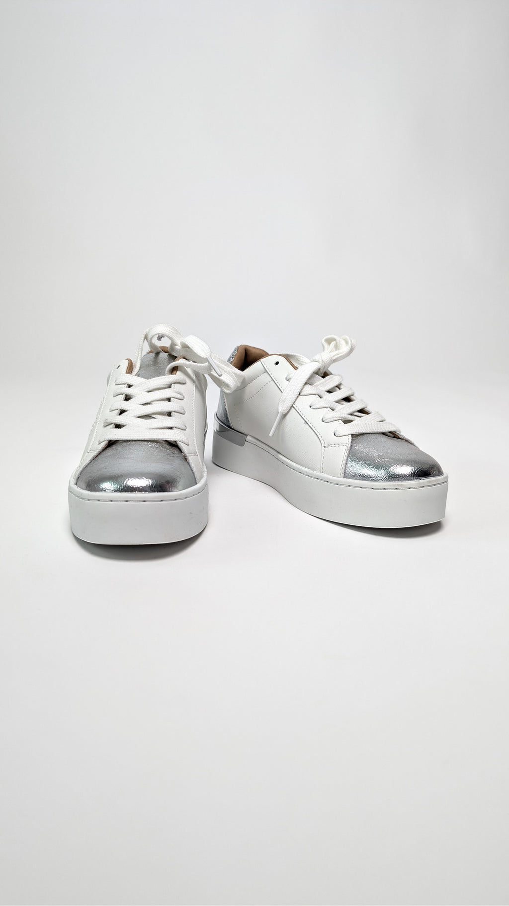 Nizke superge s srebrnim detajlom