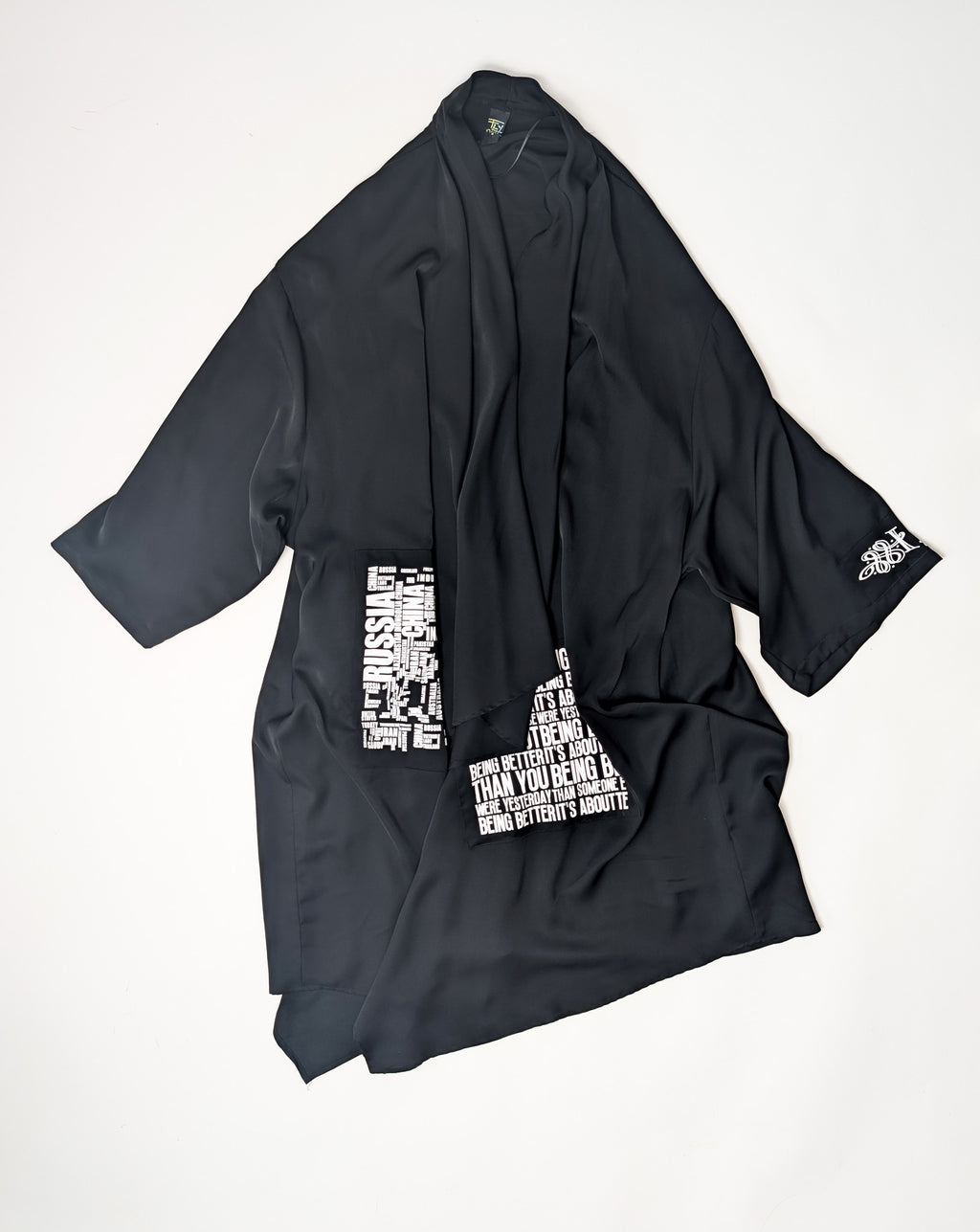 Asimetričen kimono z grafičnim potiskom