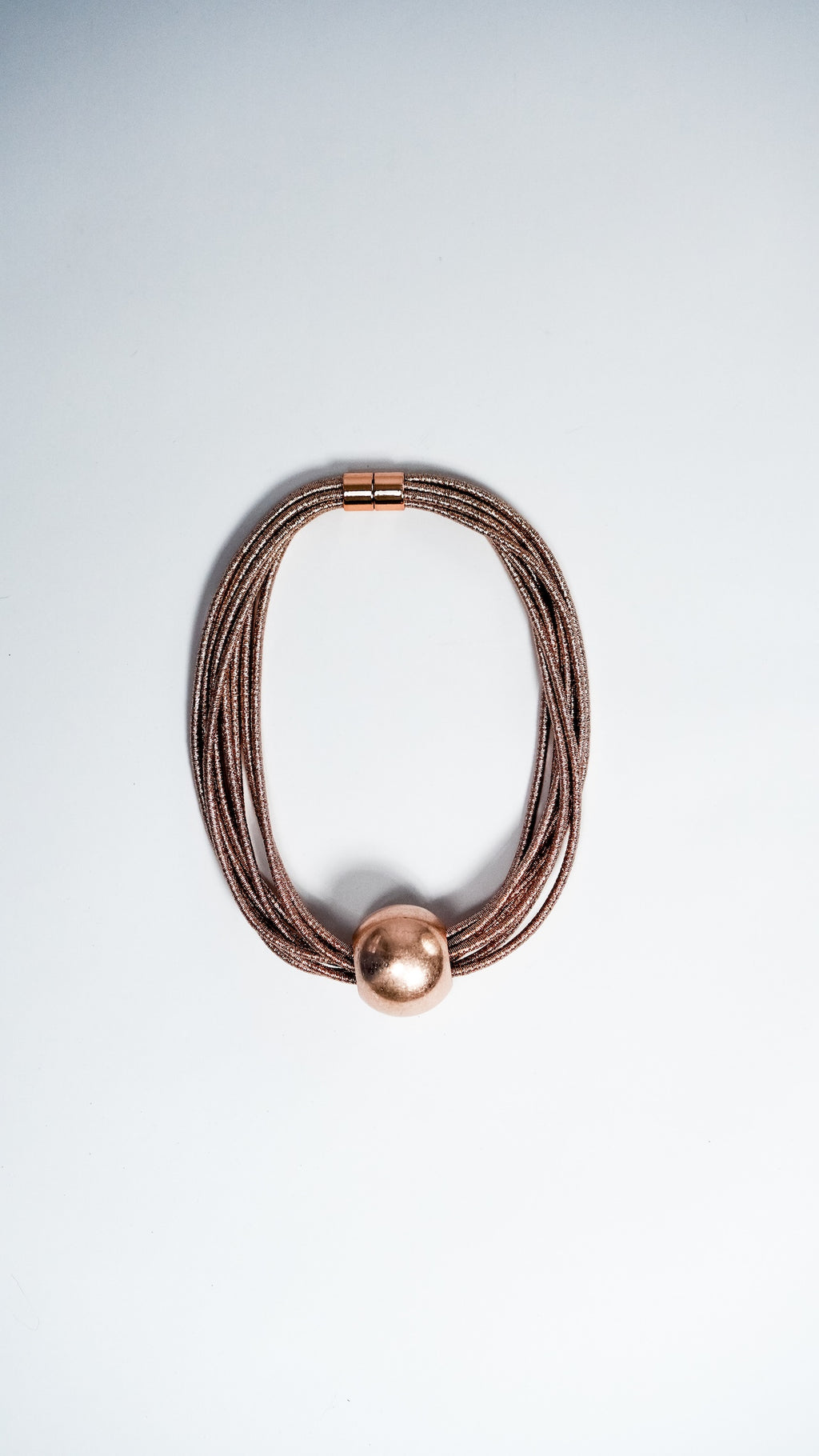 Ogrlica z zlatim poudarkom