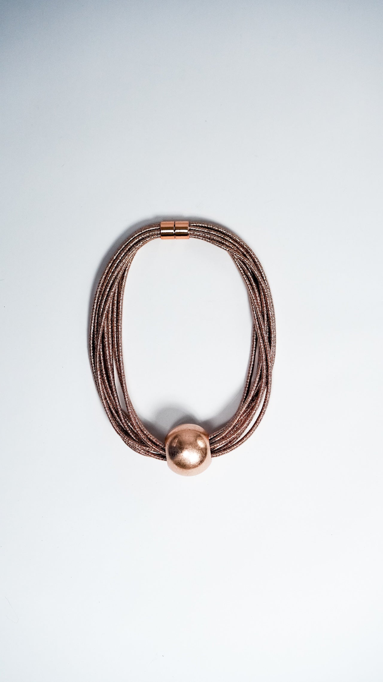 Ogrlica z zlatim poudarkom