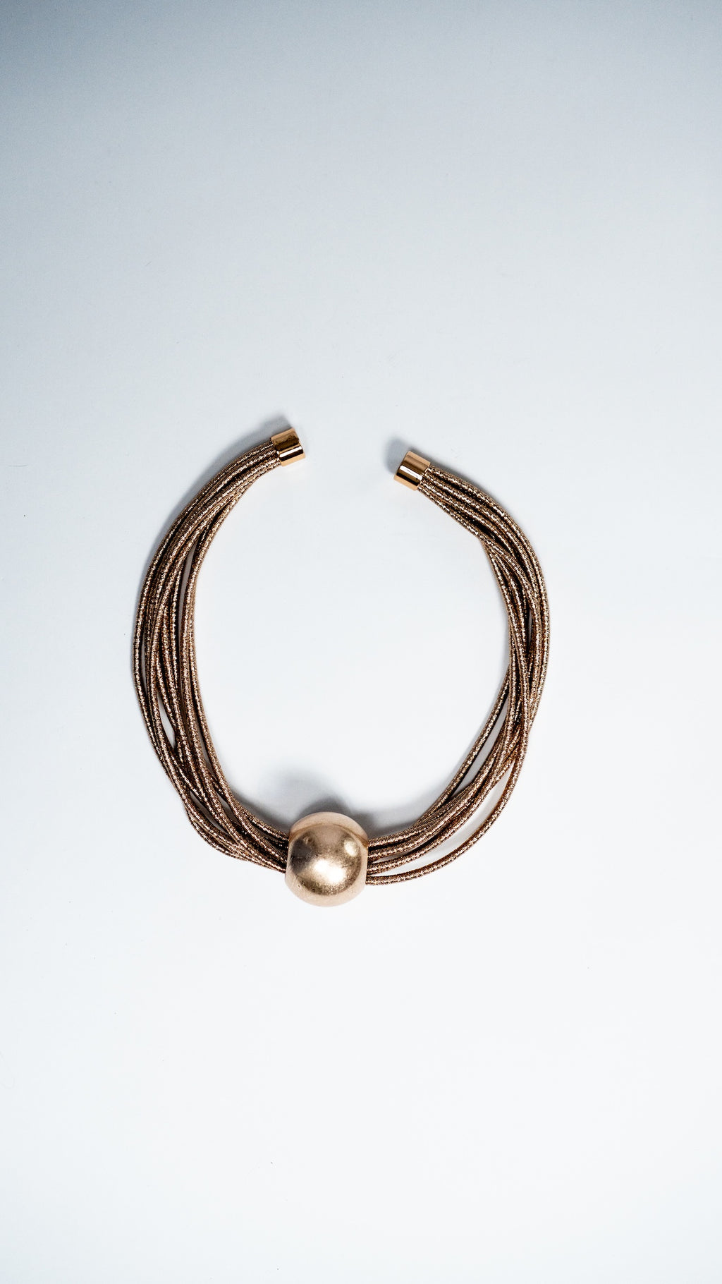 Ogrlica z zlatim poudarkom