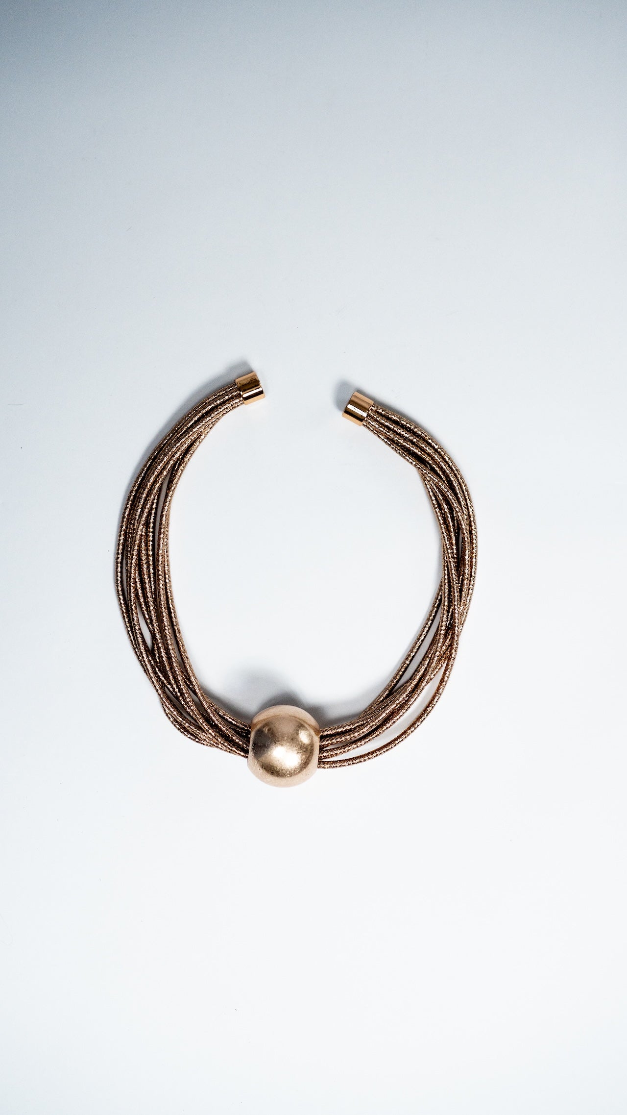 Ogrlica z zlatim poudarkom