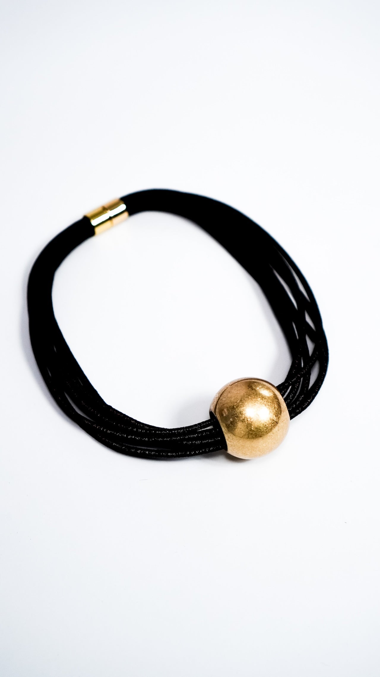 Ogrlica z zlatim poudarkom