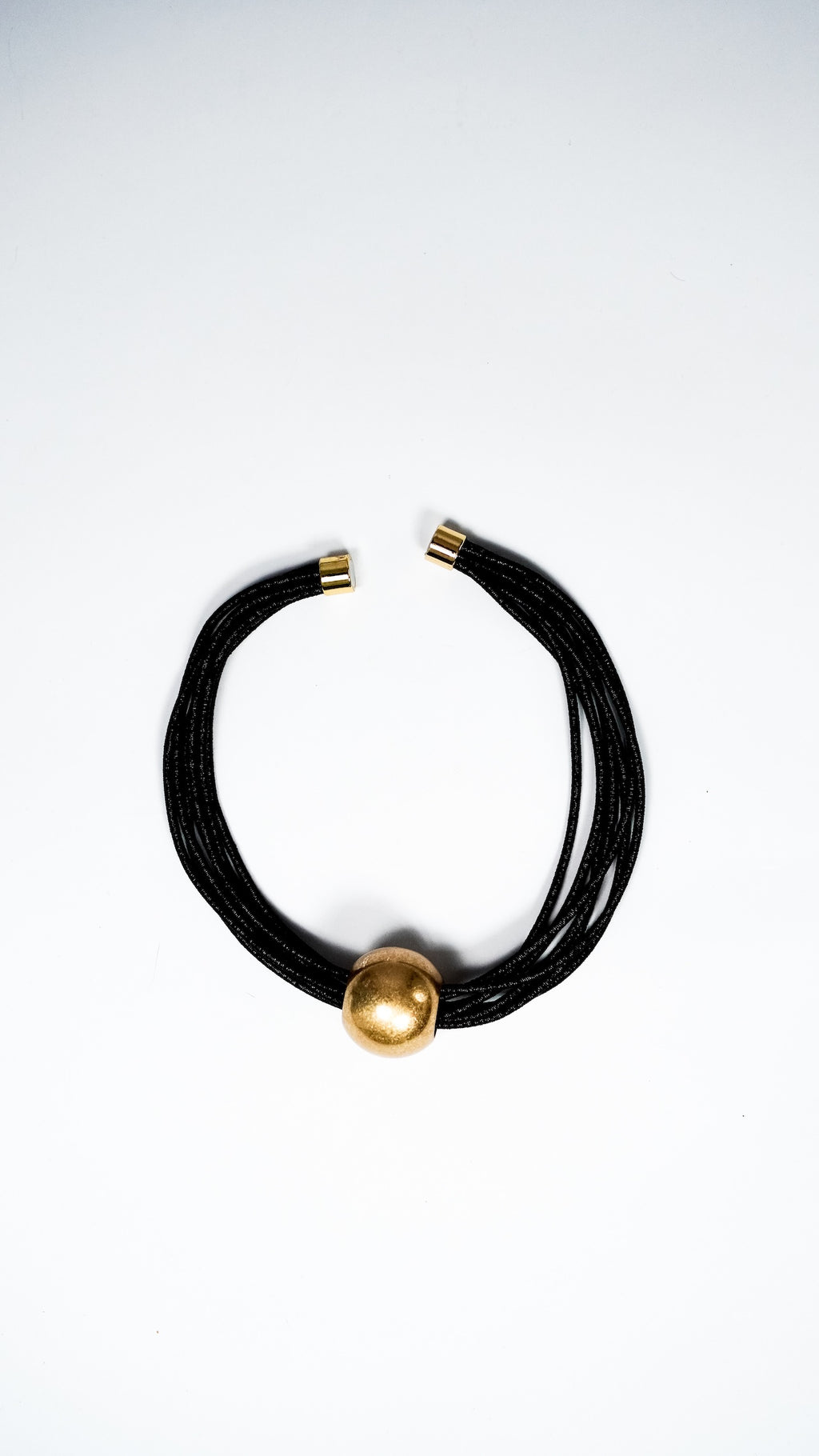 Ogrlica z zlatim poudarkom