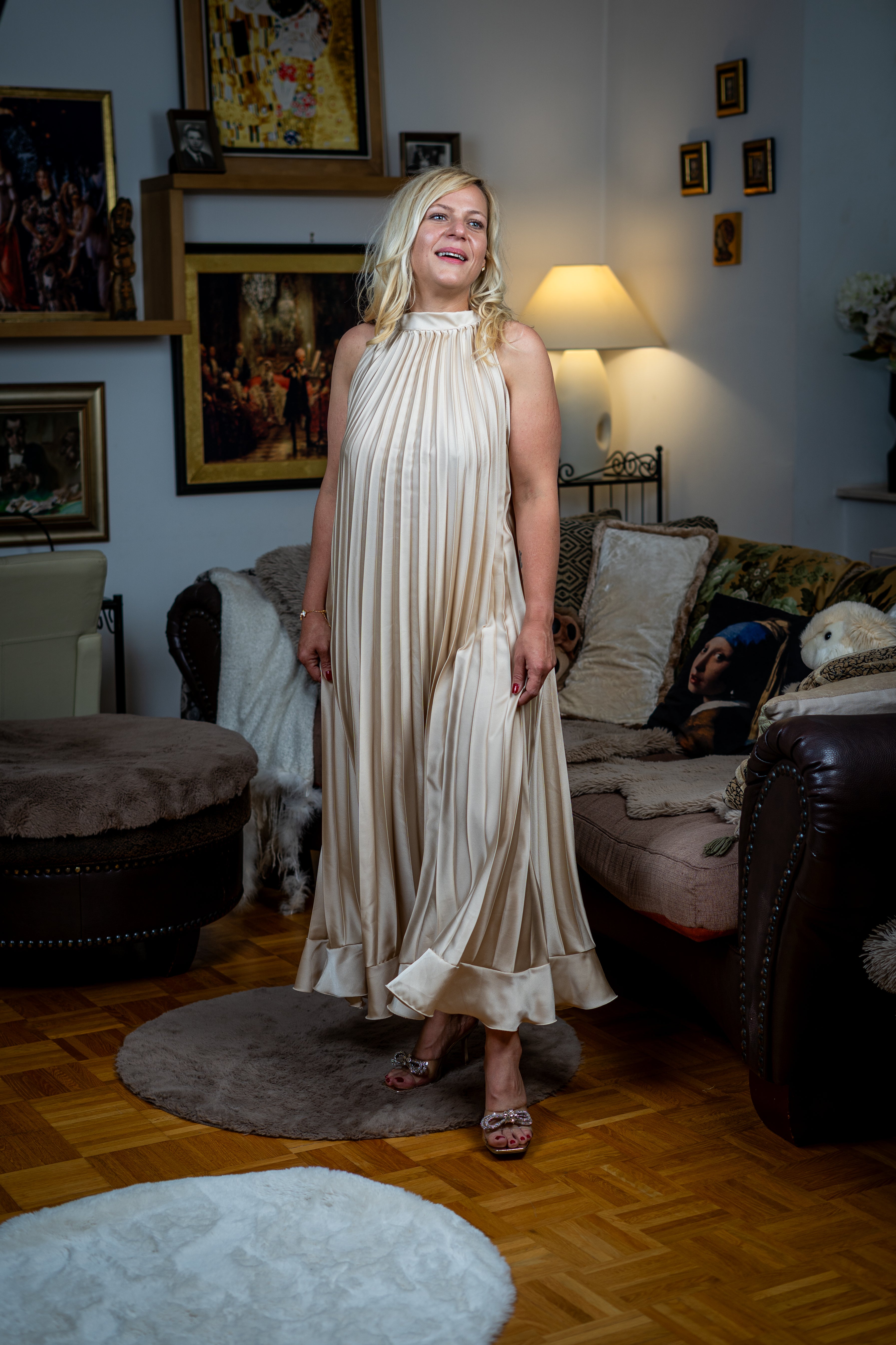 Elegantna plisirana obleka z ovratnikom