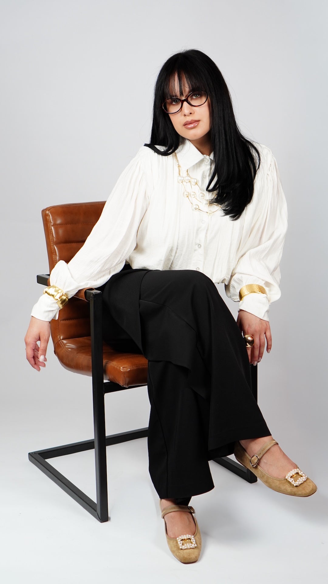 Bela plisirana srajca