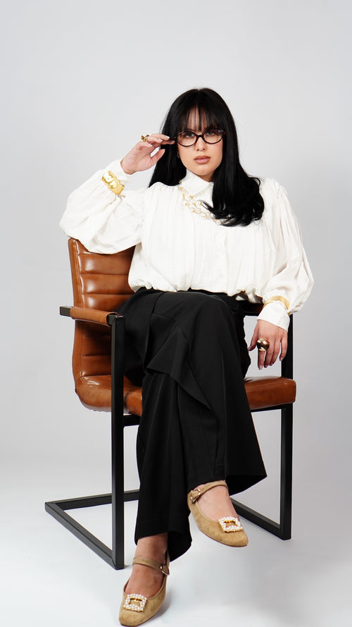 Bela plisirana srajca