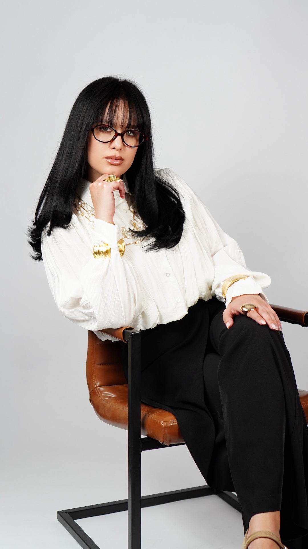 Bela plisirana srajca