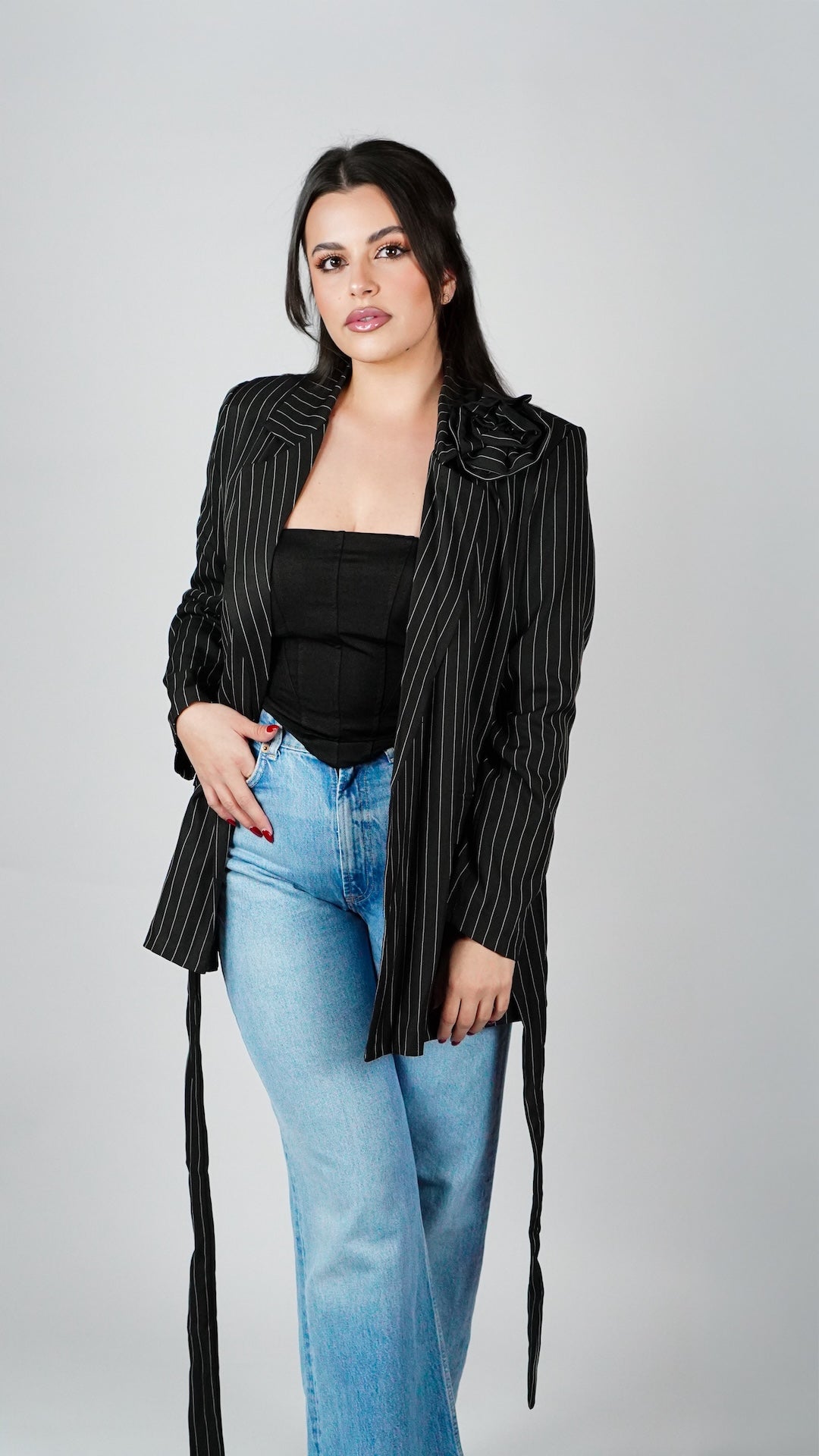 Eleganten črtast blazer s pasom in rožo