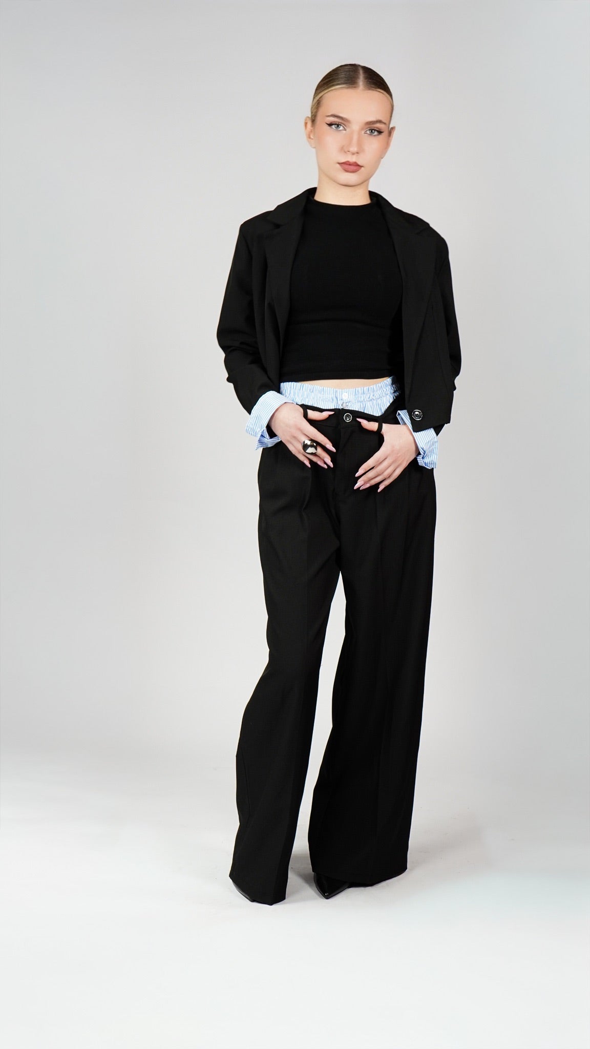 Komplet hlače in crop blazer