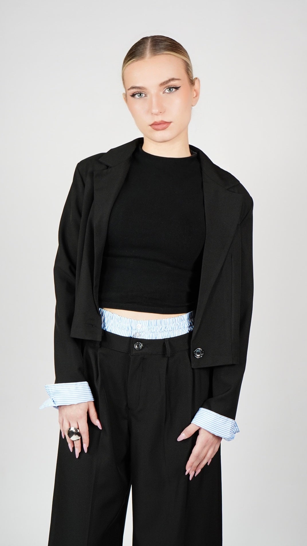 Komplet hlače in crop blazer