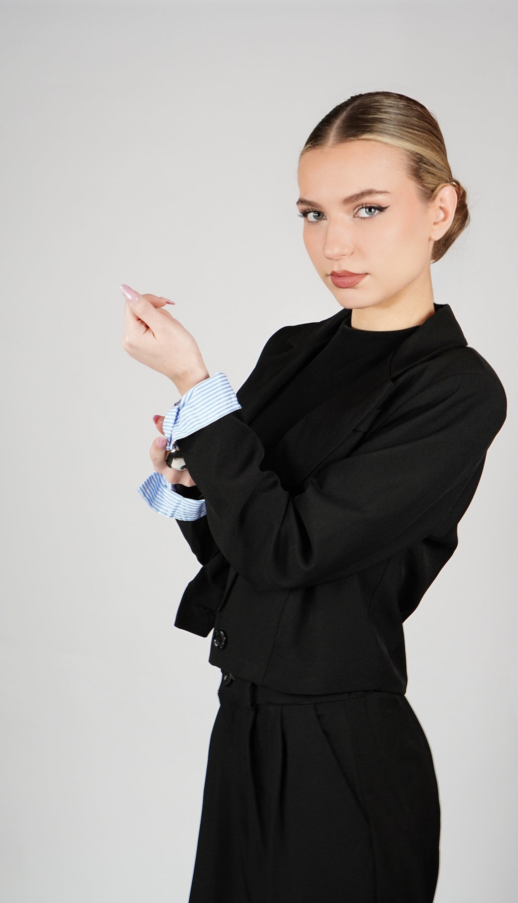 Komplet hlače in crop blazer