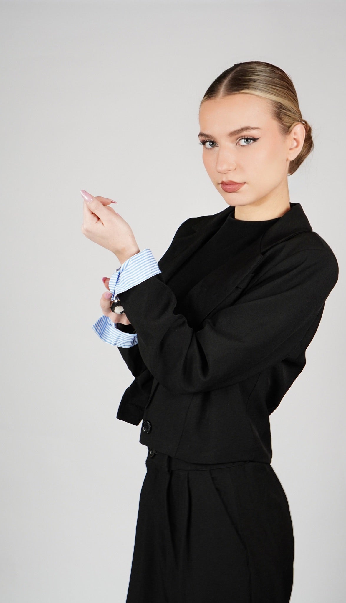 Komplet hlače in crop blazer