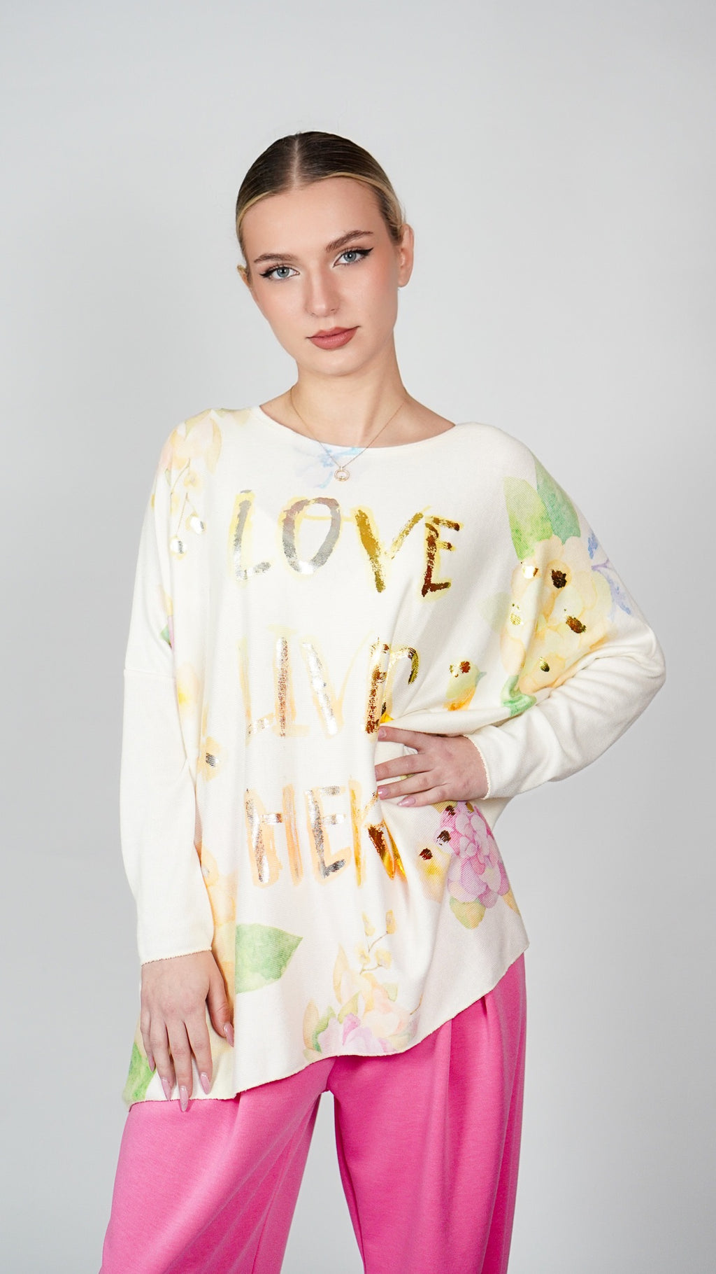 Pulover s potiskom Love Lives Here
