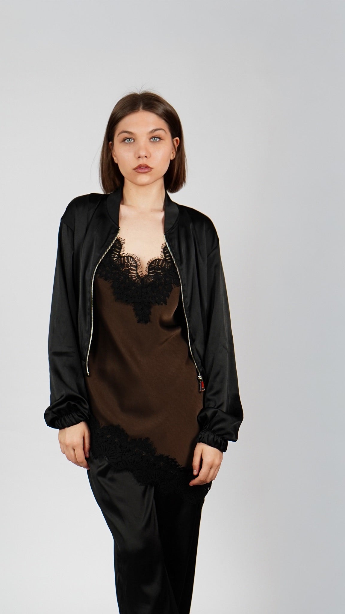 Eleganten komplet hlače + bomber jakna