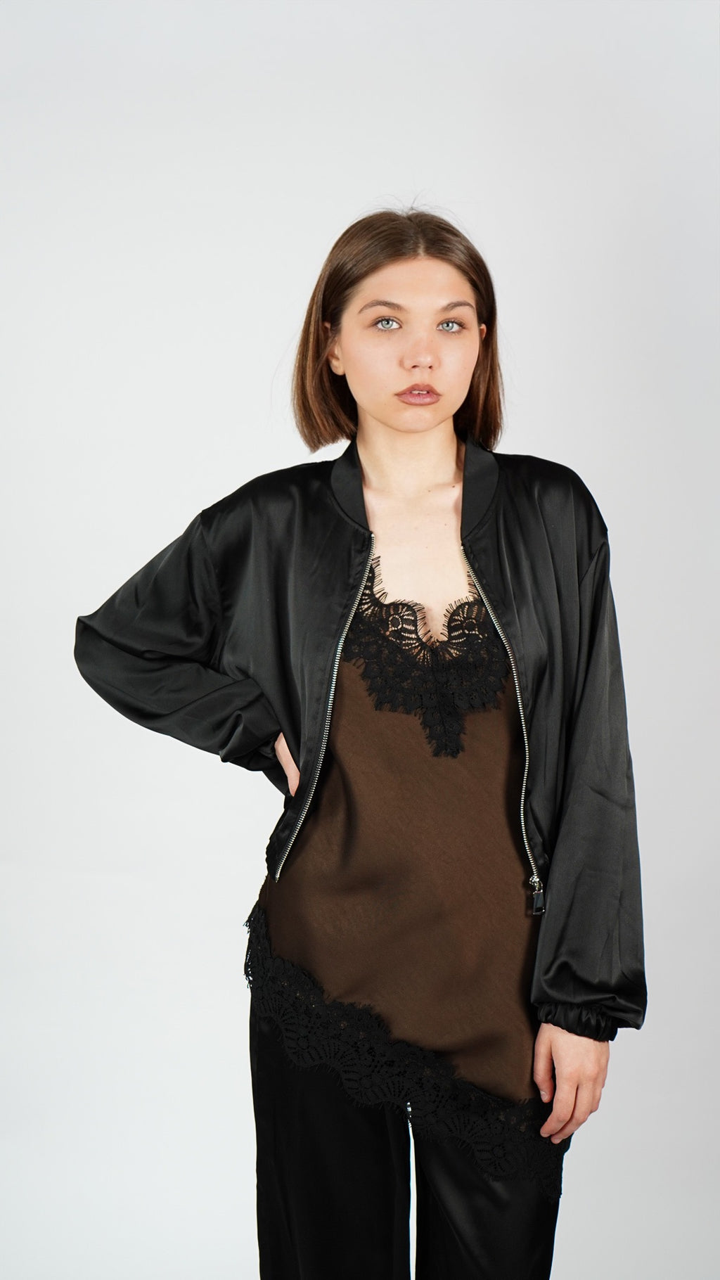 Eleganten komplet hlače + bomber jakna