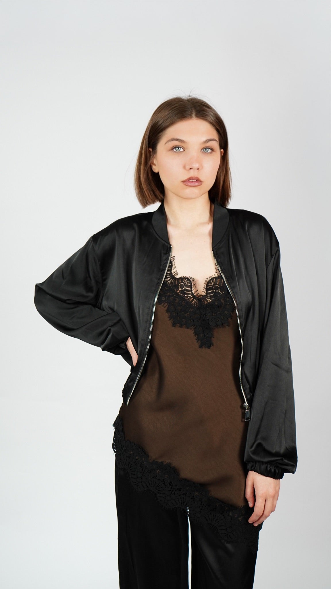 Eleganten komplet hlače + bomber jakna