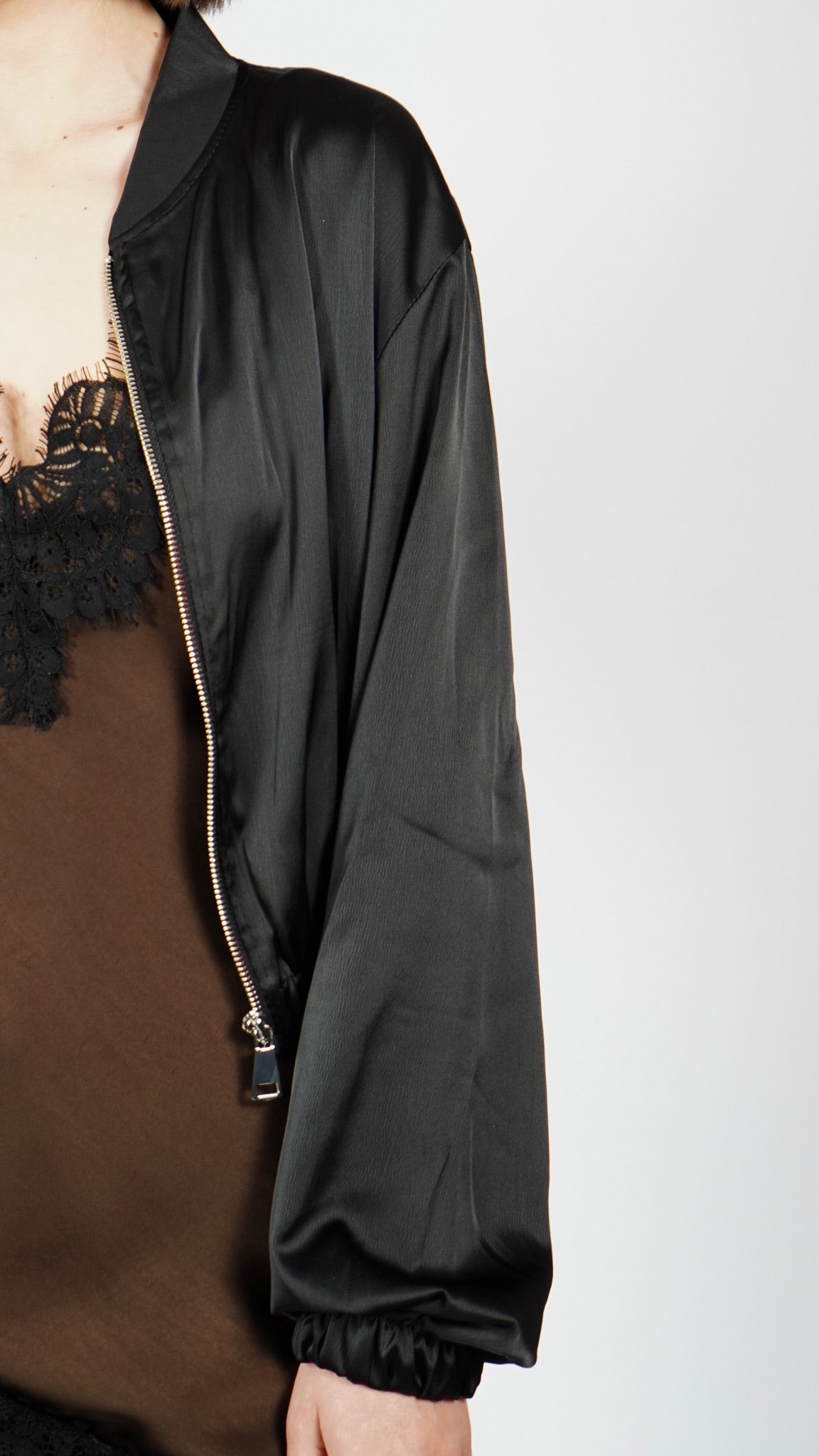 Eleganten komplet hlače + bomber jakna