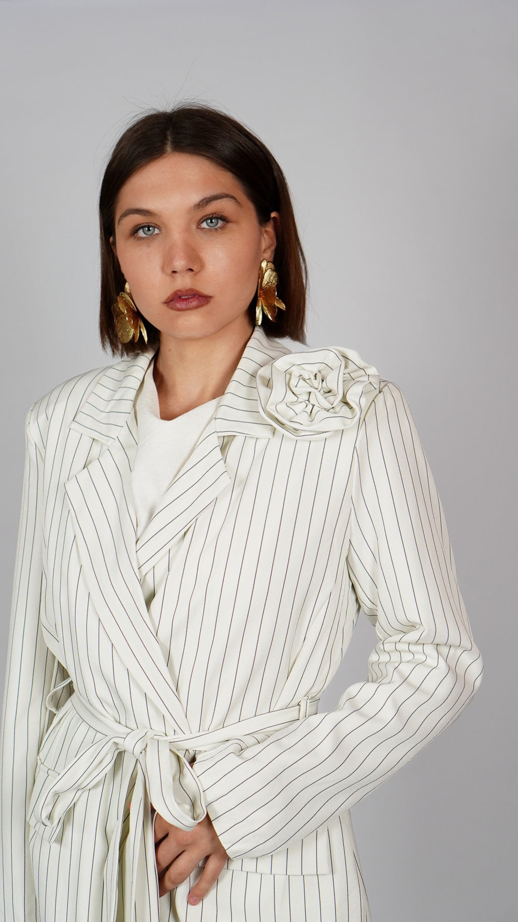 Eleganten črtast blazer s pasom in rožo