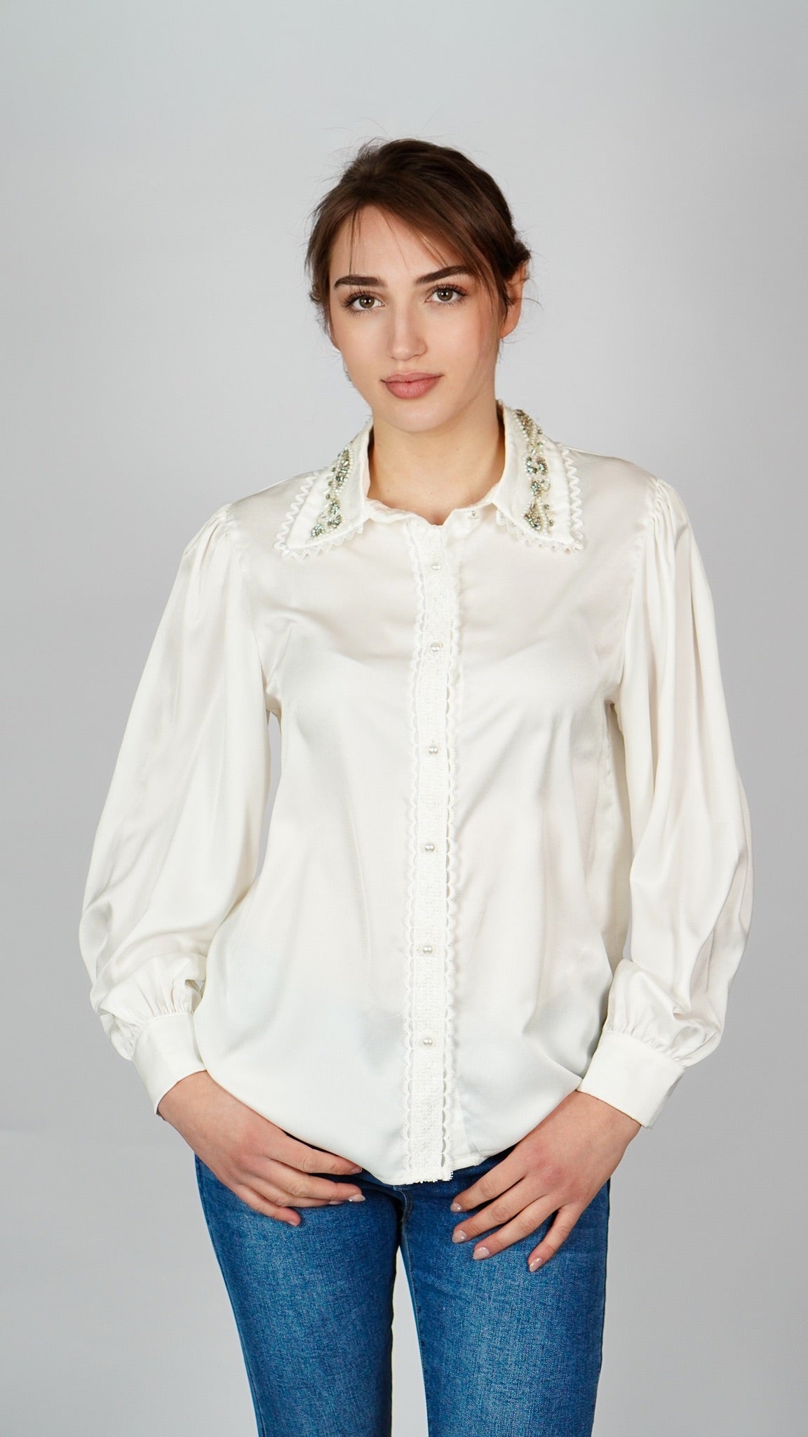 Bluza z okrasnim ovratnikom