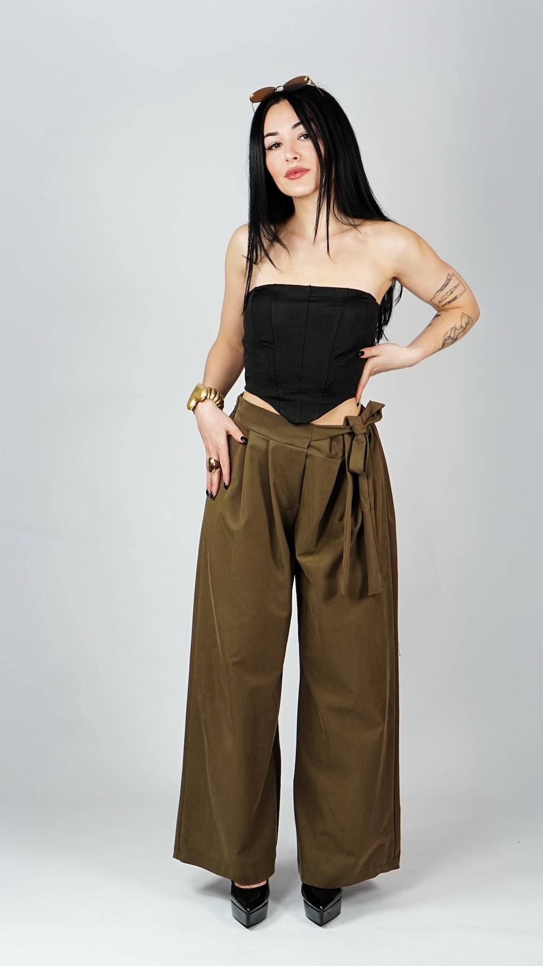 Hlače širokega kroja z vezavo v pasu