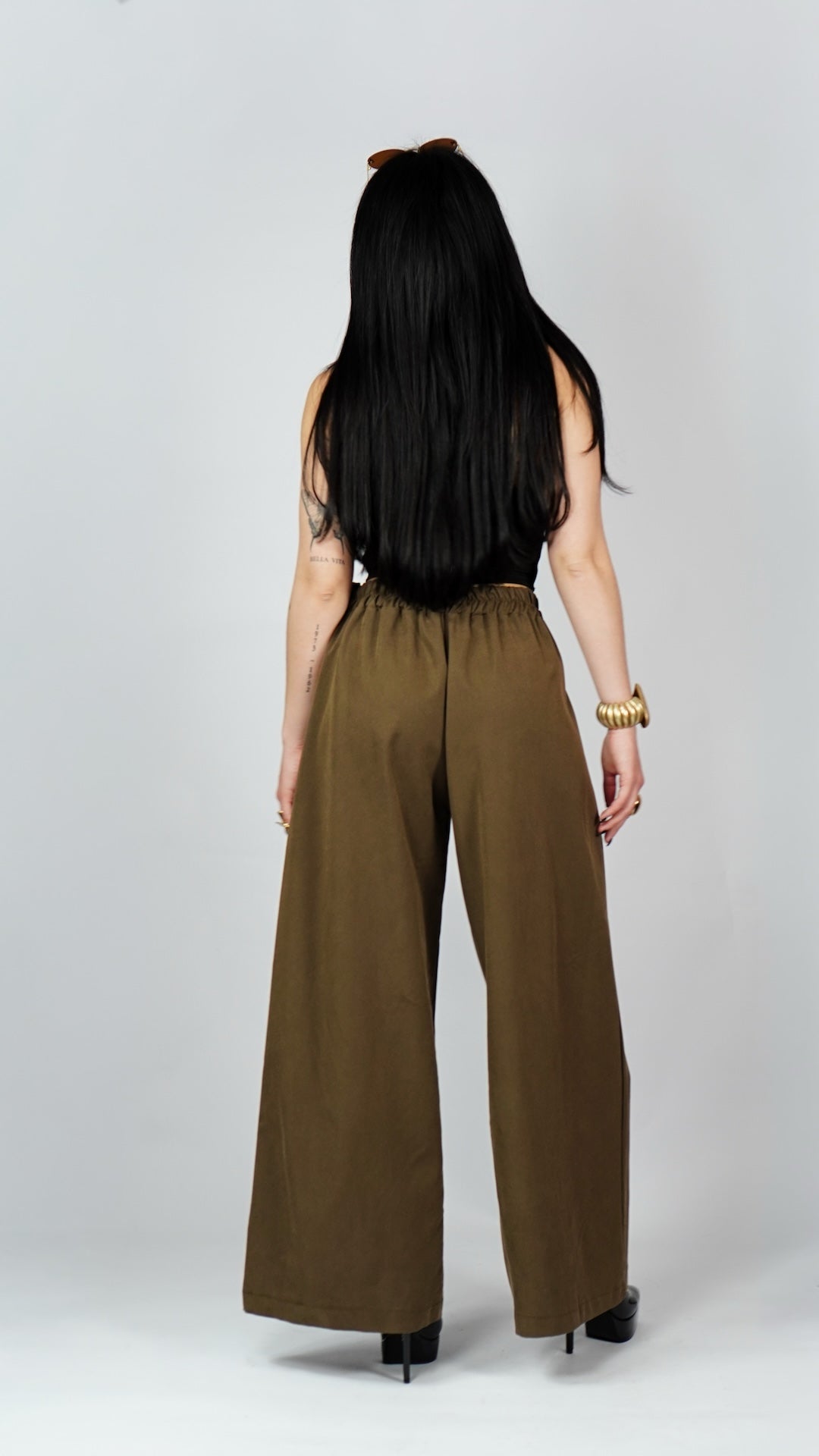 Hlače širokega kroja z vezavo v pasu