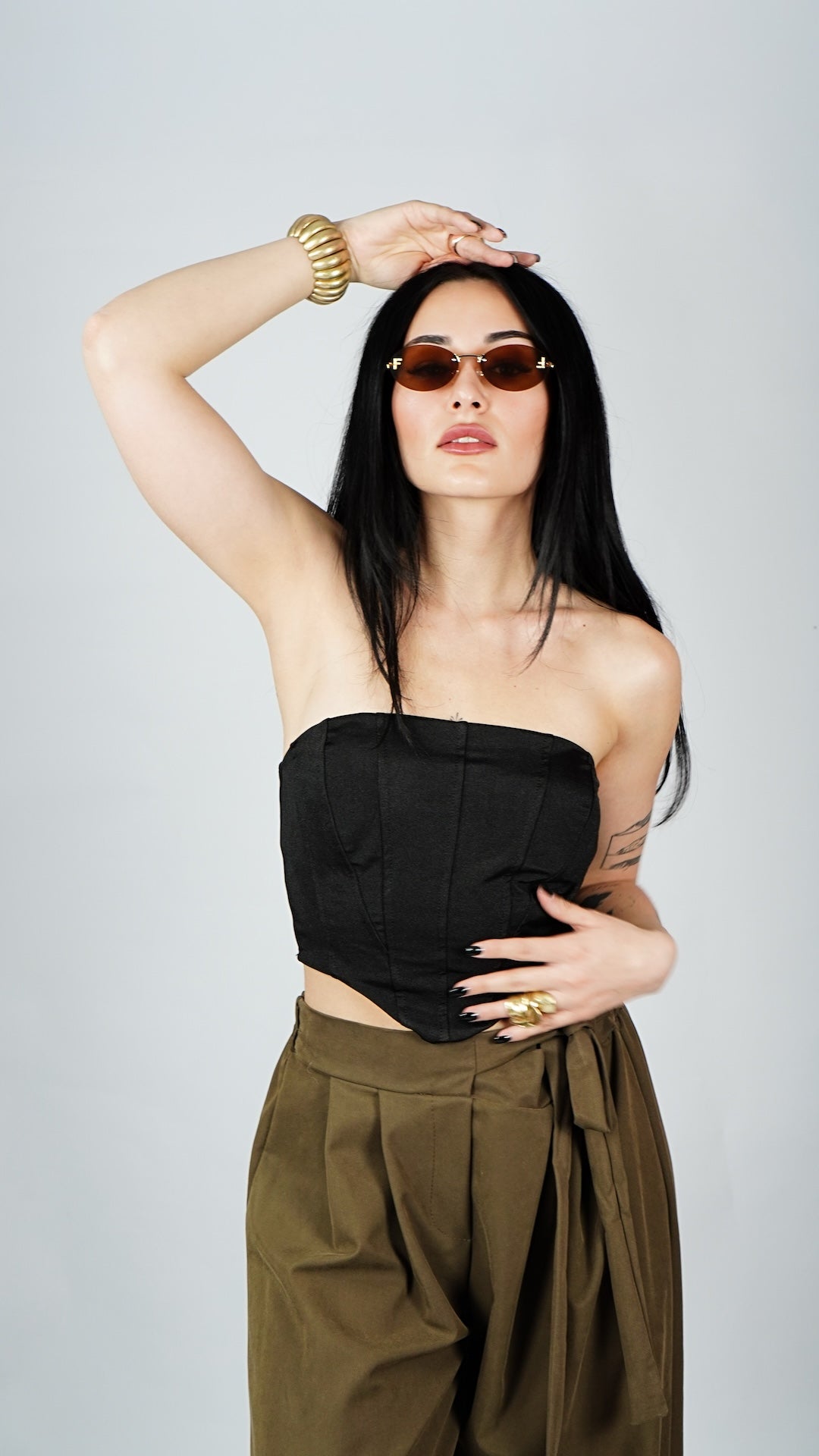 Hlače širokega kroja z vezavo v pasu