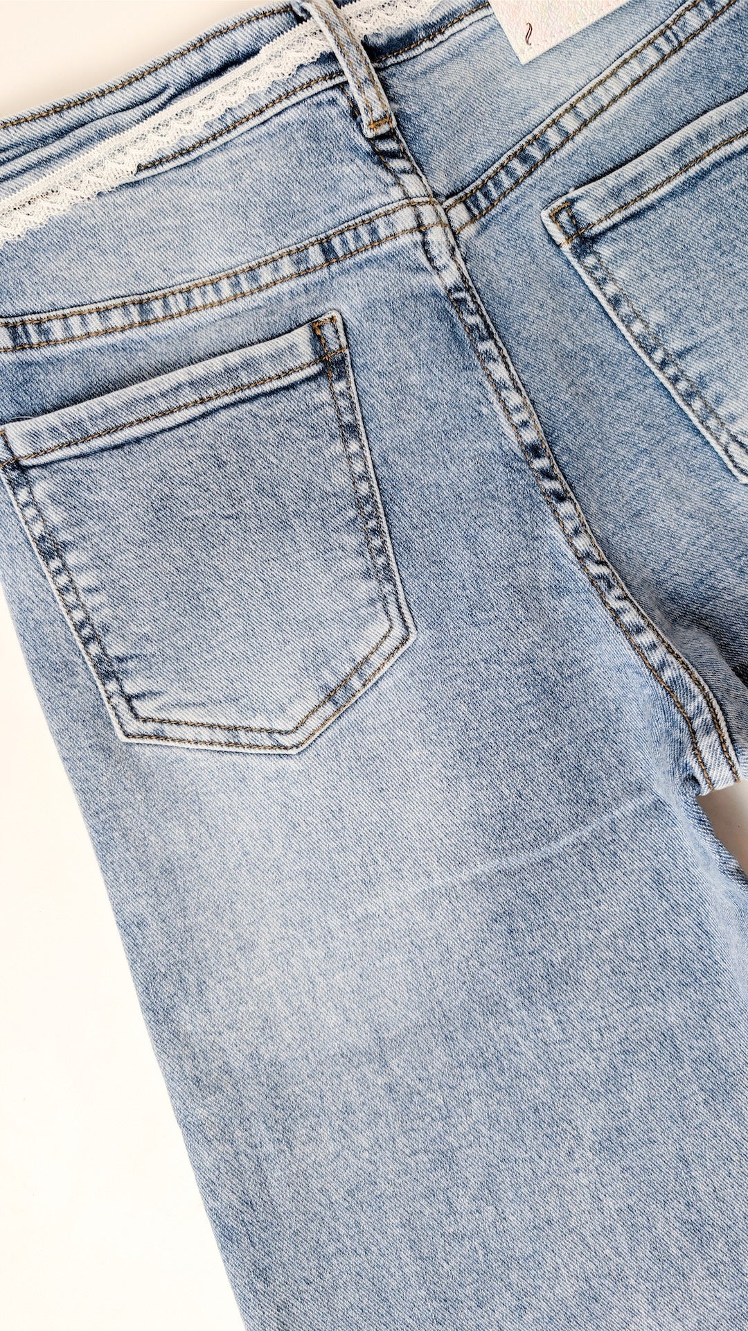Jeans hlače s čipko