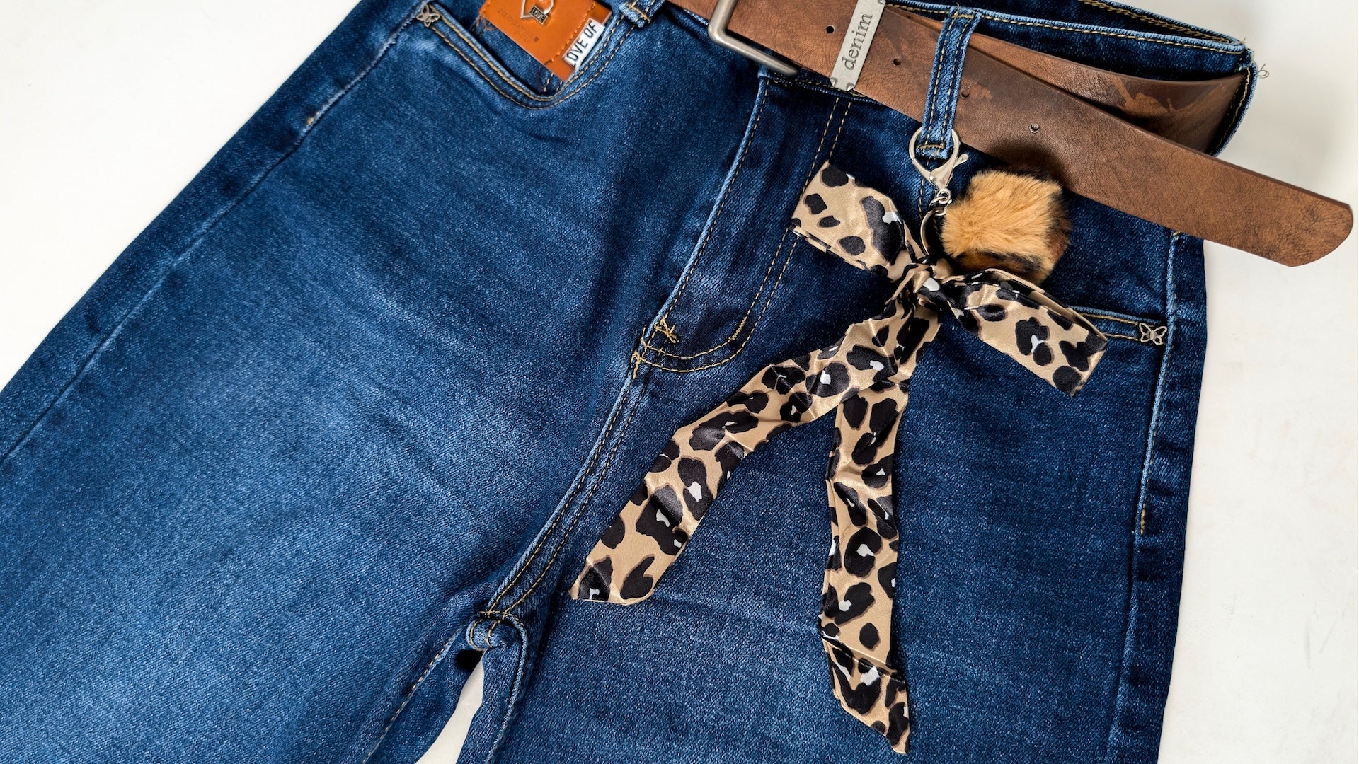 Jeans hlače z detajli