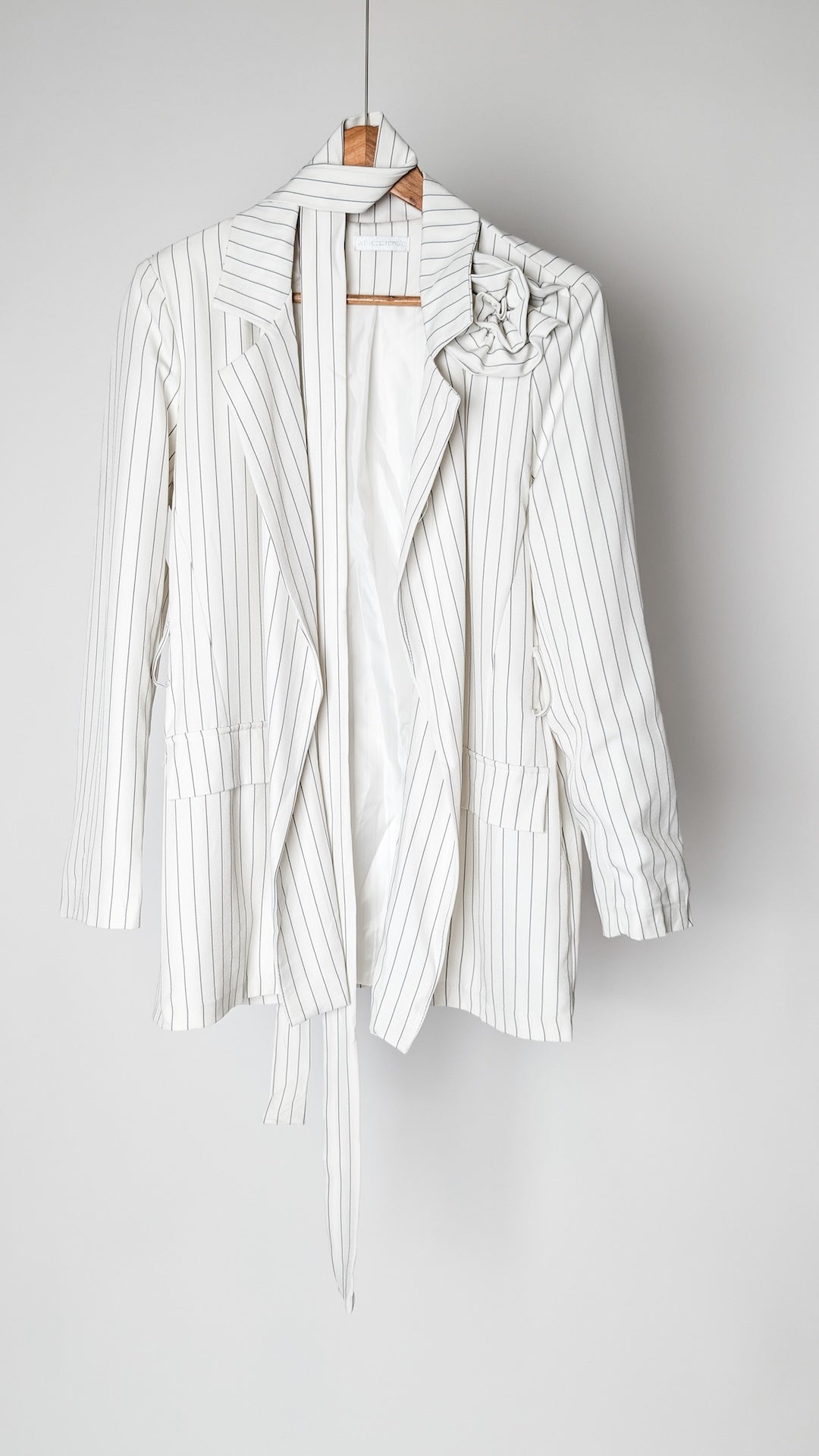 Eleganten črtast blazer s pasom in rožo