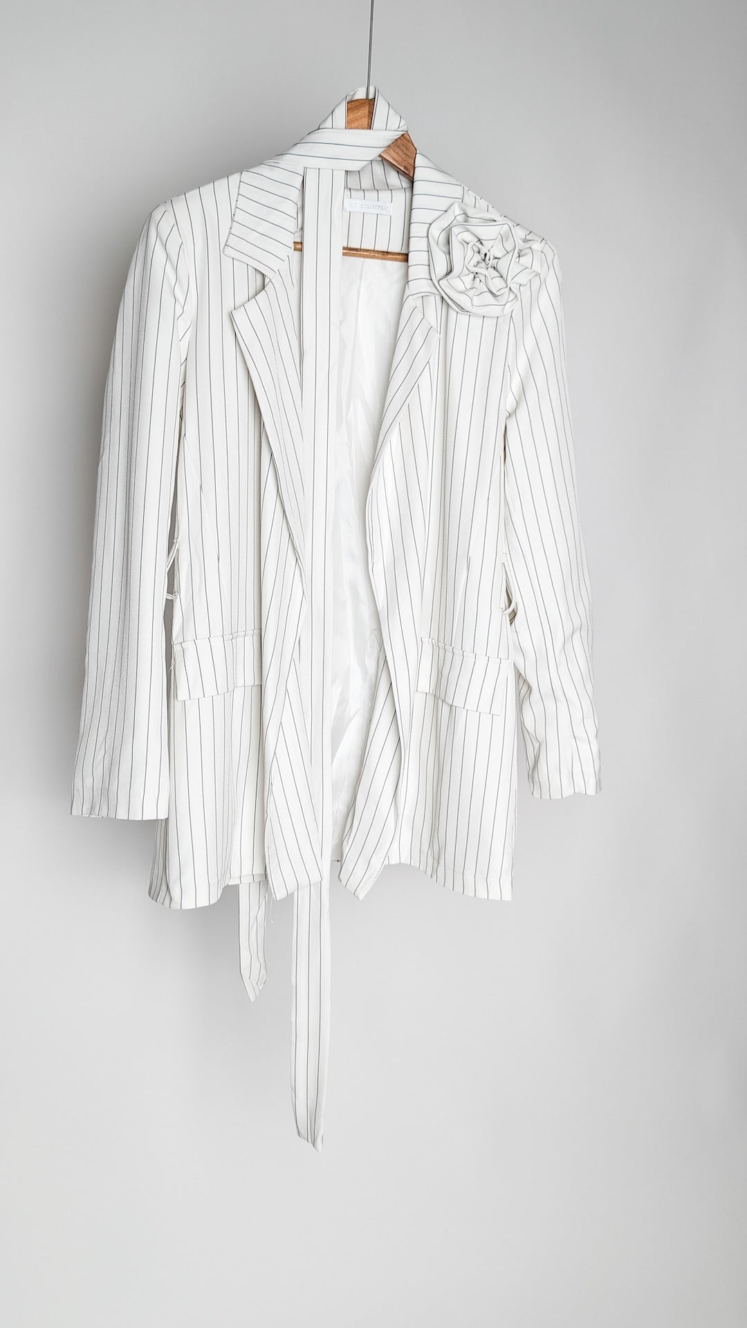 Eleganten črtast blazer s pasom in rožo