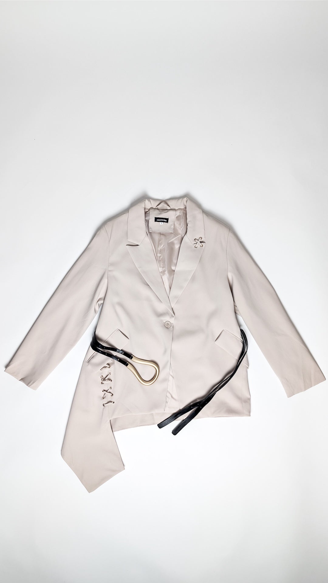 Bež blazer z dekorativnim pasom