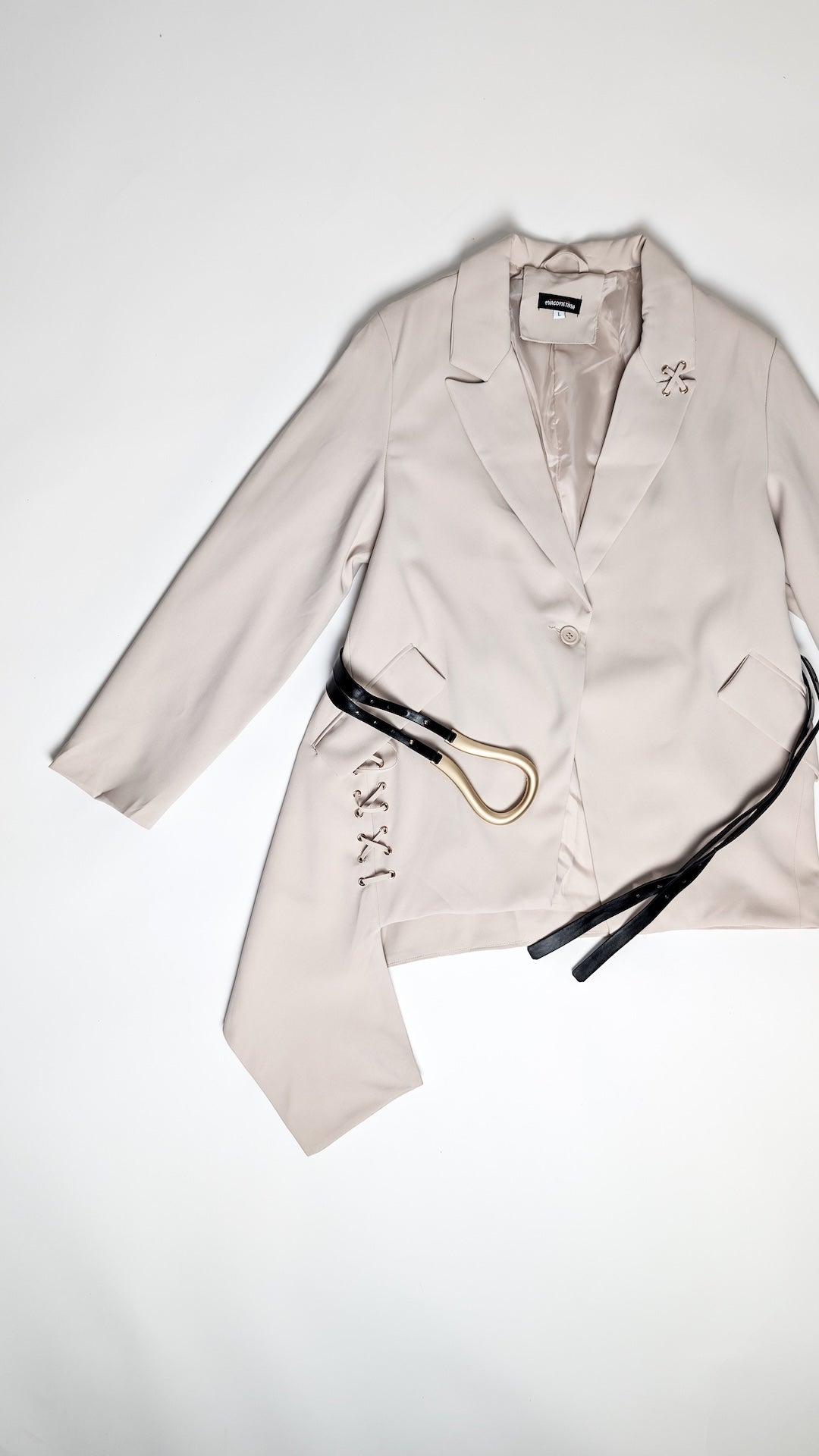 Bež blazer z dekorativnim pasom