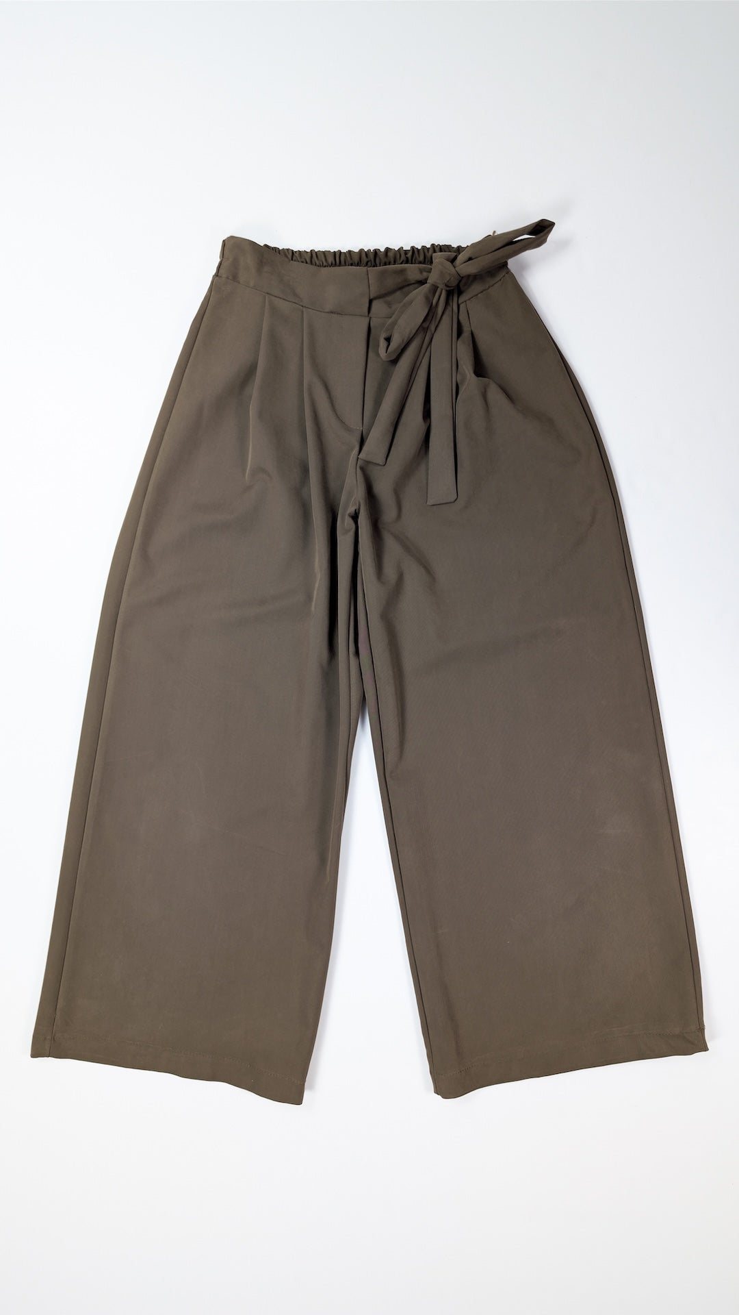 Hlače širokega kroja z vezavo v pasu