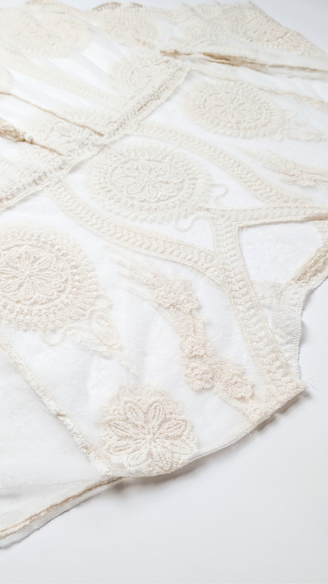 Boho top z vezenimi detajli